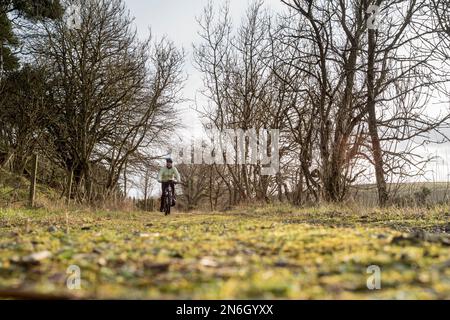 Un cycliste sur Formatine et Buchan Way près d'Auchnagatt Aberdeenshire Banque D'Images