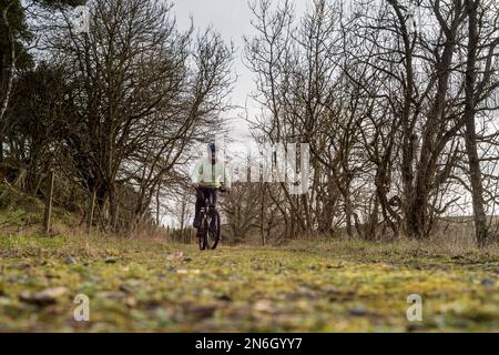 Un cycliste sur Formatine et Buchan Way près d'Auchnagatt Aberdeenshire Banque D'Images