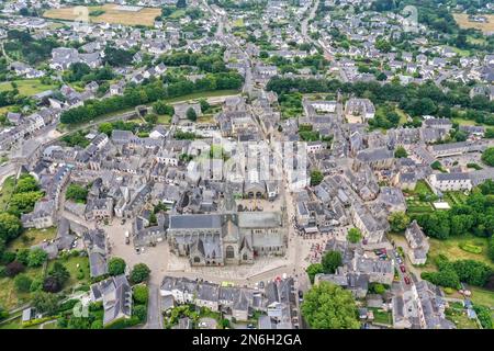 Vue aérienne, tir de drone du centre de la vieille ville historique de Guérande avec la Collégiale de Saint-Aubin, le Centre, Guérande Banque D'Images