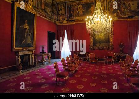 Vue du trône du Grand Maître dans la salle historique des Ambassadeurs avec un grand lustre lumineux dans le Palais des Grands maîtres des Chevaliers de Malte Banque D'Images