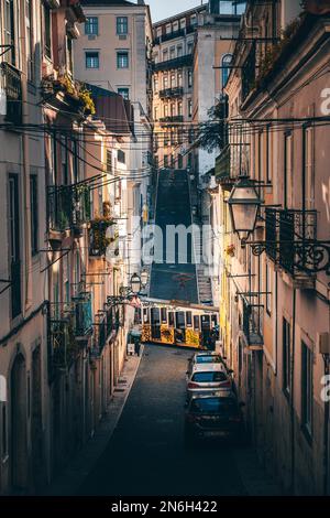 Maisons, rues étroites, ruelles et escaliers, dans une vieille ville historique. Belle place urbaine Bairro Alto le matin avec tram ou aussi appelé Banque D'Images