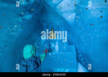 Fille touchant la glace du glacier, le paradis des glaciers, le petit paradis, Zermatt, Suisse Banque D'Images