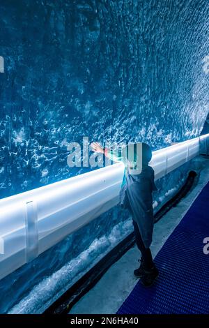 Fille touchant la glace du glacier, le paradis des glaciers, le petit paradis, Zermatt, Suisse Banque D'Images