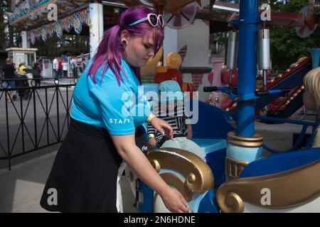 PowerPark, Finlande - 20 juin 2022: Femme travaillant aux carrousels Banque D'Images