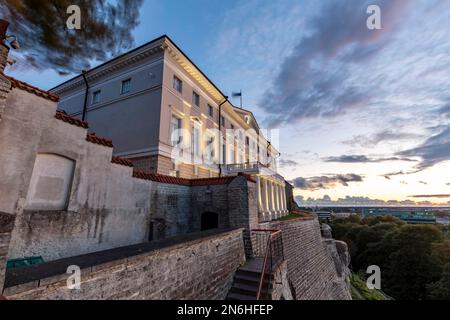 Stencock House, siège du gouvernement (Eesti Vabariigi Valitsus Stenbocki maja), ambiance du soir, Tallinn, Estonie Banque D'Images