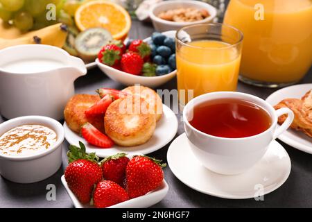 Service de buffet. Petit déjeuner savoureux servi sur une table grise Banque D'Images