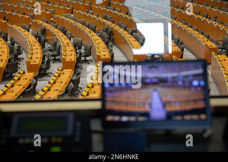 Belgique / Bruxelles 09/02/2023, Nicolas Landemard / le Pictorium - Illustration de l'hémicycle du Parlement européen - 09/02/2023 - Belgique / Bruxelles / Bruxelles - l'hémicycle vide du Parlement européen vu depuis un stand d'interprétation. Banque D'Images