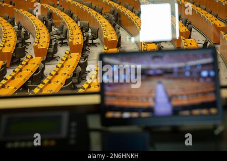 Belgique / Bruxelles 09/02/2023, Nicolas Landemard / le Pictorium - Illustration de l'hémicycle du Parlement européen - 09/02/2023 - Belgique / Bruxelles / Bruxelles - l'hémicycle vide du Parlement européen vu depuis un stand d'interprétation. Banque D'Images