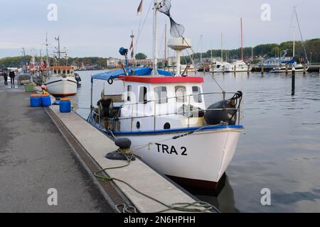 Bateaux de pêche dans le port de pêche, Travemuende, Luebeck, Mer Baltique, Schleswig-Holstein, Allemagne Banque D'Images