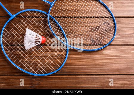 Raquettes de badminton et shuttlecock sur table en bois, plat Banque D'Images