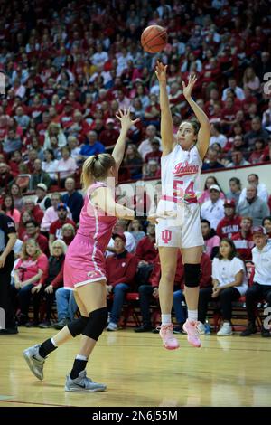 Bloomington, États-Unis. 09th févr. 2023. Indiana Hoosiers avance Mackenzie Holmes (54) joue contre l'Iowa lors d'un match de basket-ball féminin NCAA au Simon Skjodt Assembly Hall de Bloomington. Les Hoosiers battent les Hawkees 87-78. Crédit : SOPA Images Limited/Alamy Live News Banque D'Images