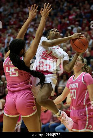 Bloomington, États-Unis. 09th févr. 2023. Le garde de l'Indiana Hoosiers Chloe Moore-McNeil (22) se rend à la canopée contre l'Iowa Hawkees en avant Hannah Stuelke (45) lors d'un match de basket-ball féminin NCAA au Simon Skjodt Assembly Hall de Bloomington. Les Hoosiers battent les Hawkees 87-78. Crédit : SOPA Images Limited/Alamy Live News Banque D'Images