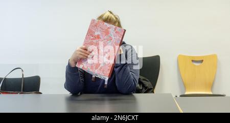 Hambourg, Allemagne. 10th févr. 2023. La défenderesse cache son visage dans le tribunal de district de Hambourg-St.Georg son visage. L'homme de 42 ans aurait administré des injections sur les lèvres d'une femme pour des raisons esthétiques à l'été 2019, sans expliquer le risque associé. De plus, elle n'avait pas de licence médicale. Credit: Markus Scholz/dpa/Alay Live News Banque D'Images