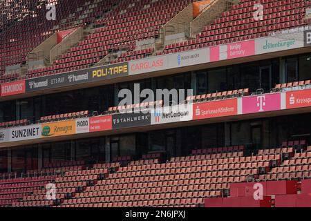 Cologne, Allemagne, 07 février 2023 : rangées de sièges vides dans le stade RheinEnergieStadion de Cologne Muengersdorf Banque D'Images