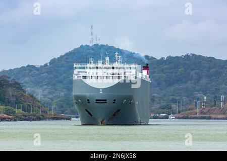 La Genius Highway, un grand transporteur de voitures, traverse la Culebra Cut dans le canal de Panama. Gamboa, Panama. Banque D'Images