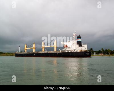 Le Global Wind, un cargo en vrac, transite par le canal de Panama lors d'une journée de tempête. Panama. Banque D'Images