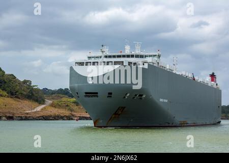 La Genius Highway, un grand transporteur de voitures, traverse la Culebra Cut dans le canal de Panama. Panama. Banque D'Images