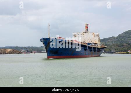 El Yunque, un navire à conteneurs, se déplace dans l'étroite Culebra Cut à Gamboa, dans le canal de Panama. Panama. Banque D'Images