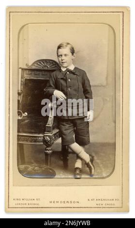 Original Victorian Era CDV (carte de visite ou carte de visite) 'en émail' studio décontracté portrait du jeune garçon victorien âgé de 5 ans et 7 mois, appelé Frity Short, portant un costume, du studio A. L. Henderson, Londres, Royaume-Uni daté de 1879. Banque D'Images