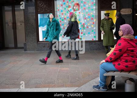 Les membres du public interagissent avec un écran présentant l'artiste Yayoi Kusama dans une fenêtre de Harrods à Knightsbridge, le 9th février 2023, à Londres, en Angleterre. L'artiste inimitable Yayoi Kusama travaille avec Louis Vuitton et leur collaboration est actuellement vue dans les fenêtres de nombreux détaillants qui ont en stock la marque française de bagages et de sacs à main de luxe. Banque D'Images