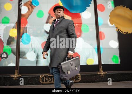 Les membres du public interagissent avec un écran présentant l'artiste Yayoi Kusama dans une fenêtre de Harrods à Knightsbridge, le 9th février 2023, à Londres, en Angleterre. L'artiste inimitable Yayoi Kusama travaille avec Louis Vuitton et leur collaboration est actuellement vue dans les fenêtres de nombreux détaillants qui ont en stock la marque française de bagages et de sacs à main de luxe. Banque D'Images