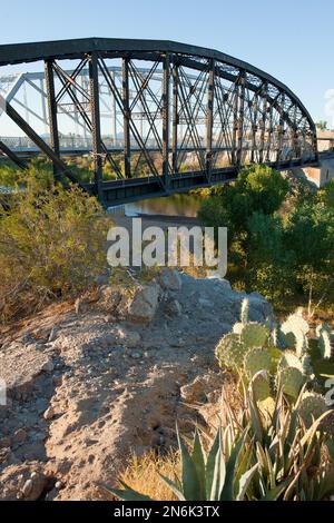 Pont historique de treillis océan-océan au-dessus du fleuve Colorado à Yuma Crossing, Arizona Banque D'Images