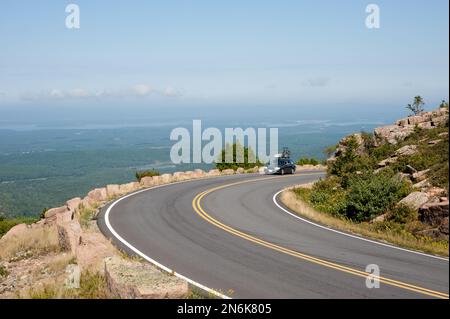 Voiture en voiture sur Cadillac Mountain Drive dans le parc national Acadia, Maine, États-Unis Banque D'Images