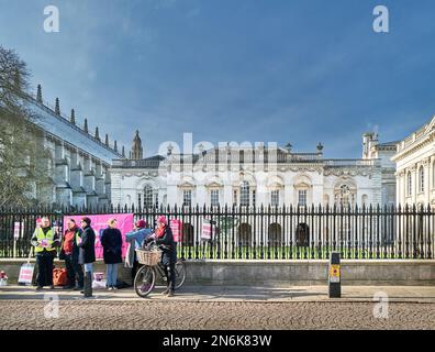 Des conférenciers en grève à l'Université de Cambridge, en Angleterre, manifestent devant la Maison Senatee le 9th février 2023. Banque D'Images