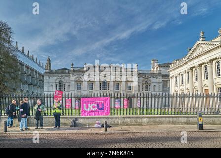 Des conférenciers en grève à l'Université de Cambridge, en Angleterre, manifestent devant la Maison Senatee le 9th février 2023. Banque D'Images