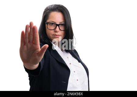 Femme entrepreneur en vêtements de formalwear portant des lunettes faisant arrêt rester à l'écart geste en utilisant la paume avec vide copyspace pour la publicité isolée sur les blanc s. Banque D'Images