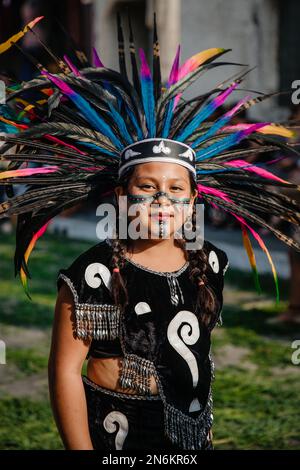 Une fille aux coutumes traditionnelles portant une coiffure amérindienne lors de la parade dansante annuelle Banque D'Images