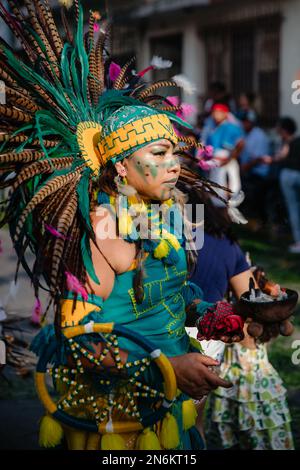 Une femme avec des coutumes portant une coiffure amérindienne lors du défilé de danse annuel Banque D'Images