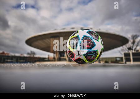 UWCL Pro ball Eindhoven, Adidas ballon de match de la finale de la finale de la Ligue des champions des femmes de l'UEFA en face de l'Evoluon, Eindhoven, pays-Bas Banque D'Images