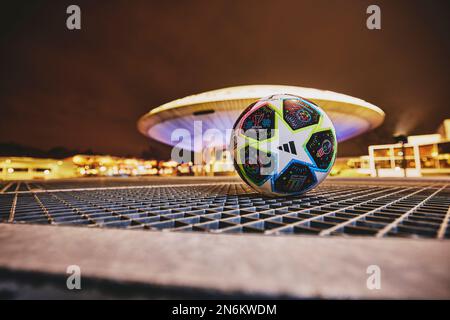 UWCL Pro ball Eindhoven, Adidas ballon de match de la finale de la finale de la Ligue des champions des femmes de l'UEFA en face de l'Evoluon, Eindhoven, pays-Bas Banque D'Images