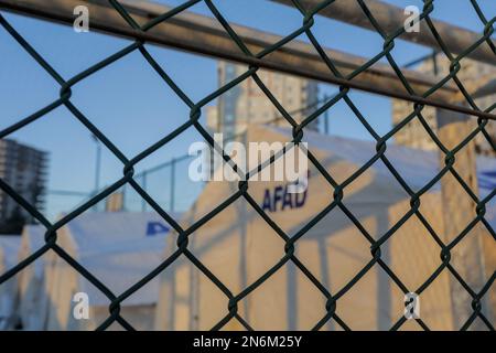 Gaziantep, Turkiye. 9th févr. 2023. Gaziantep, Turkiye. 09 janvier 2023. Des tentes sont érigées sur les terrains de football et les stades de la ville turque de Gaziantep pour les personnes sans abri par le récent tremblement de terre. Les autorités ont renforcé l'aide aux évacués en cas de tremblement de terre qui ont perdu leur maison ou dont la maison a été rendue dangereuse par les tremblements de terre. Un séisme de magnitude 7,8 a frappé lundi dans le sud du Turkiye et le nord-ouest de la Syrie, les opérations de recherche et de sauvetage étant entravées par les ondes de choc, les routes et les infrastructures endommagées et par le gel des températures (Credit image: © Muhammad ATA/IMAGESLIVE Banque D'Images