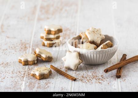 Biscuits de Noël aux étoiles de cannelle sur une table en bois blanc Banque D'Images