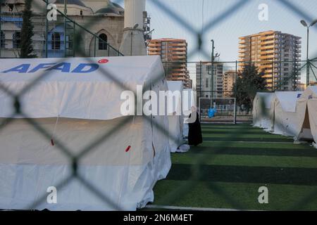 Gaziantep, Turkiye. 9th févr. 2023. Gaziantep, Turkiye. 09 janvier 2023. Des tentes sont érigées sur les terrains de football et les stades de la ville turque de Gaziantep pour les personnes sans abri par le récent tremblement de terre. Les autorités ont renforcé l'aide aux évacués en cas de tremblement de terre qui ont perdu leur maison ou dont la maison a été rendue dangereuse par les tremblements de terre. Un séisme de magnitude 7,8 a frappé lundi dans le sud du Turkiye et le nord-ouest de la Syrie, les opérations de recherche et de sauvetage étant entravées par les ondes de choc, les routes et les infrastructures endommagées et par le gel des températures (Credit image: © Muhammad ATA/IMAGESLIVE Banque D'Images