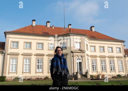 Hanovre, Allemagne. 10th févr. 2023. EVA Jandl-Jörg se trouve en face du musée Wilhelm Busch. Née en Autriche, Eva Jandl-Jörg est directrice du Musée de la caricature et du dessin depuis février 2023. Credit: Marco Rauch/dpa/Alay Live News Banque D'Images