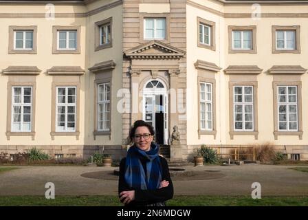 Hanovre, Allemagne. 10th févr. 2023. EVA Jandl-Jörg se trouve en face du musée Wilhelm Busch. Née en Autriche, Eva Jandl-Jörg est directrice du Musée de la caricature et du dessin depuis février 2023. Credit: Marco Rauch/dpa/Alay Live News Banque D'Images