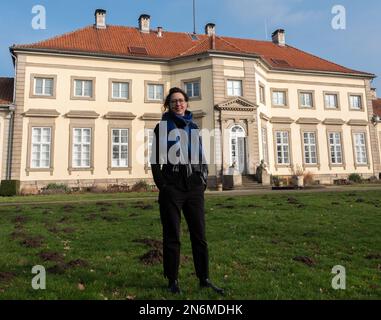 Hanovre, Allemagne. 10th févr. 2023. EVA Jandl-Jörg se trouve en face du musée Wilhelm Busch. Née en Autriche, Eva Jandl-Jörg est directrice du Musée de la caricature et du dessin depuis février 2023. Credit: Marco Rauch/dpa/Alay Live News Banque D'Images