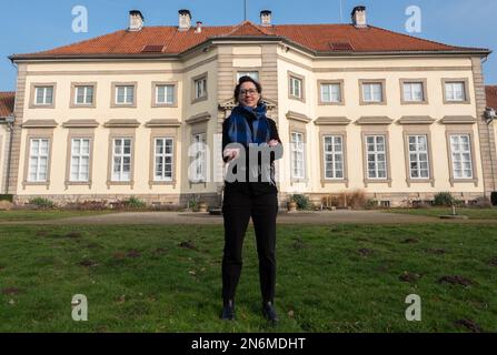 Hanovre, Allemagne. 10th févr. 2023. EVA Jandl-Jörg se trouve en face du musée Wilhelm Busch. Née en Autriche, Eva Jandl-Jörg est directrice du Musée de la caricature et du dessin depuis février 2023. Credit: Marco Rauch/dpa/Alay Live News Banque D'Images