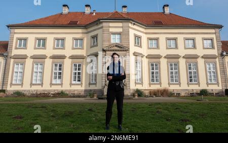 Hanovre, Allemagne. 10th févr. 2023. EVA Jandl-Jörg se trouve en face du musée Wilhelm Busch. Née en Autriche, Eva Jandl-Jörg est directrice du Musée de la caricature et du dessin depuis février 2023. Credit: Marco Rauch/dpa/Alay Live News Banque D'Images