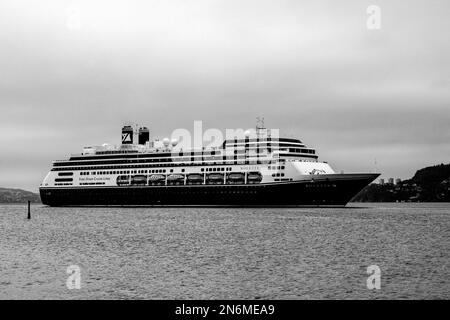 Bateau de croisière Bolette à Byfjorden, arrivant au port de Bergen, Norvège. Banque D'Images