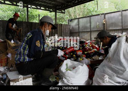 10 février 2023, Bantul, région spéciale de Yogyakarta, Indonésie: Les travailleurs trient les déchets sur un site de gestion des déchets à Bantul, région spéciale de Yogyakarta. Le site de gestion des déchets gère indépendamment les déchets organiques en compost et les déchets inorganiques en briques plastiques. (Credit image: © Angga Budhiyanto/ZUMA Press Wire) USAGE ÉDITORIAL SEULEMENT! Non destiné À un usage commercial ! Banque D'Images