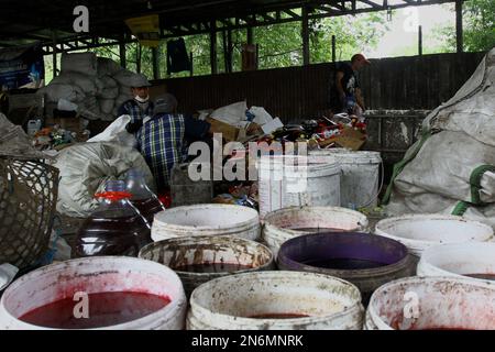 10 février 2023, Bantul, région spéciale de Yogyakarta, Indonésie: Les travailleurs trient les déchets sur un site de gestion des déchets à Bantul, région spéciale de Yogyakarta. Le site de gestion des déchets gère indépendamment les déchets organiques en compost et les déchets inorganiques en briques plastiques. (Credit image: © Angga Budhiyanto/ZUMA Press Wire) USAGE ÉDITORIAL SEULEMENT! Non destiné À un usage commercial ! Banque D'Images