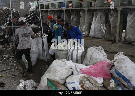 10 février 2023, Bantul, région spéciale de Yogyakarta, Indonésie: Les travailleurs trient les déchets sur un site de gestion des déchets à Bantul, région spéciale de Yogyakarta. Le site de gestion des déchets gère indépendamment les déchets organiques en compost et les déchets inorganiques en briques plastiques. (Credit image: © Angga Budhiyanto/ZUMA Press Wire) USAGE ÉDITORIAL SEULEMENT! Non destiné À un usage commercial ! Banque D'Images