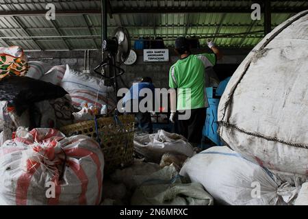 10 février 2023, Bantul, région spéciale de Yogyakarta, Indonésie: Les travailleurs font des briques à partir de déchets plastiques sur un site de gestion des déchets à Bantul, région spéciale de Yogyakarta. Le site de gestion des déchets gère indépendamment les déchets organiques en compost et les déchets inorganiques en briques plastiques. (Credit image: © Angga Budhiyanto/ZUMA Press Wire) USAGE ÉDITORIAL SEULEMENT! Non destiné À un usage commercial ! Banque D'Images