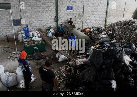 10 février 2023, Bantul, région spéciale de Yogyakarta, Indonésie: Les travailleurs trient les déchets sur un site de gestion des déchets à Bantul, région spéciale de Yogyakarta. Le site de gestion des déchets gère indépendamment les déchets organiques en compost et les déchets inorganiques en briques plastiques. (Credit image: © Angga Budhiyanto/ZUMA Press Wire) USAGE ÉDITORIAL SEULEMENT! Non destiné À un usage commercial ! Banque D'Images