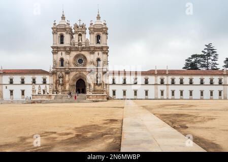 Façade principale du monastère d'Alcobaça au Portugal. Banque D'Images