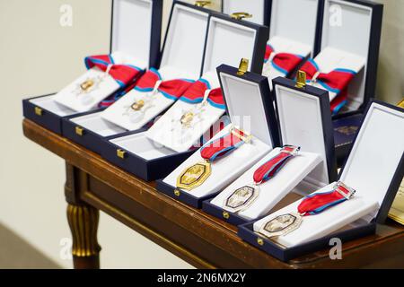 Malaga, Espagne. 23rd novembre 2022. San Raimundo Peñafort médailles affichées lors de la cérémonie de remise des prix. Le prix San Raimundo Peñafort est un prix d'excellence pour les travailleurs de la justice en Espagne. (Credit image: © Francis Gonzalez/SOPA Images via ZUMA Press Wire) USAGE ÉDITORIAL SEULEMENT! Non destiné À un usage commercial ! Banque D'Images